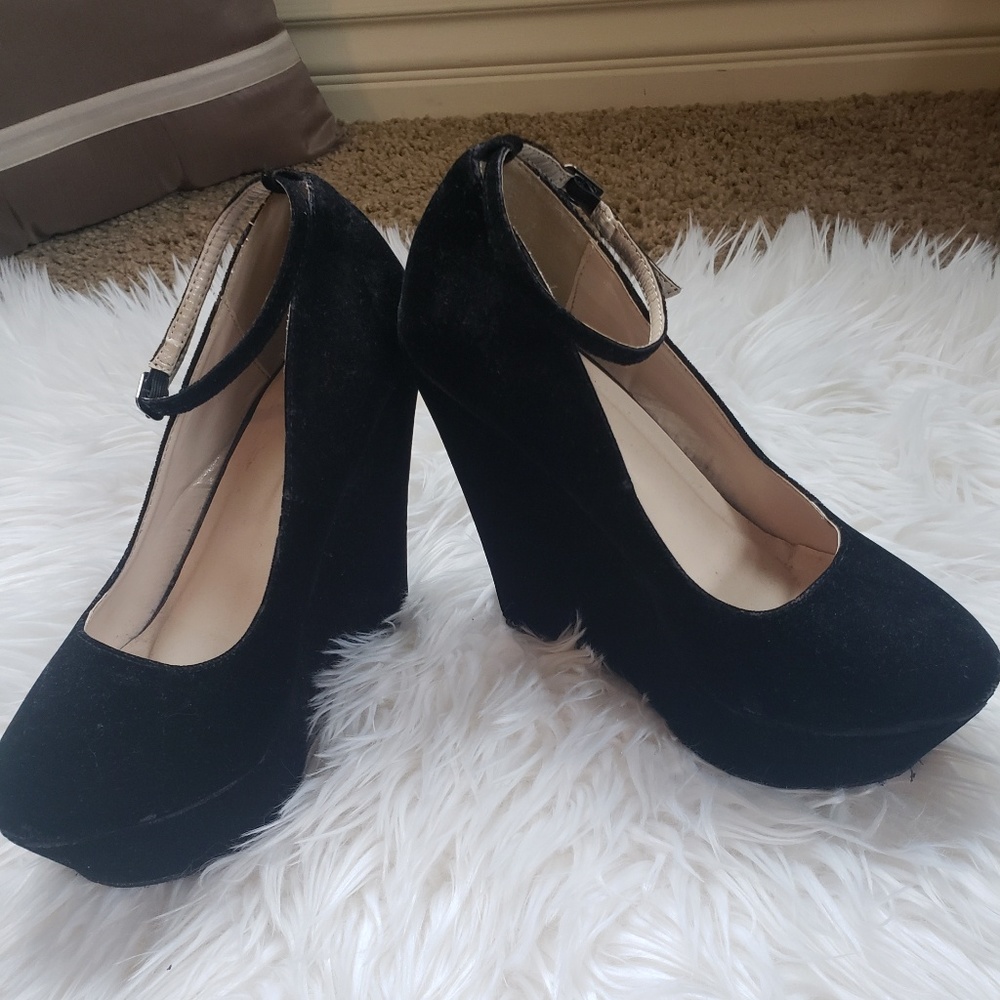 Black wedge heels